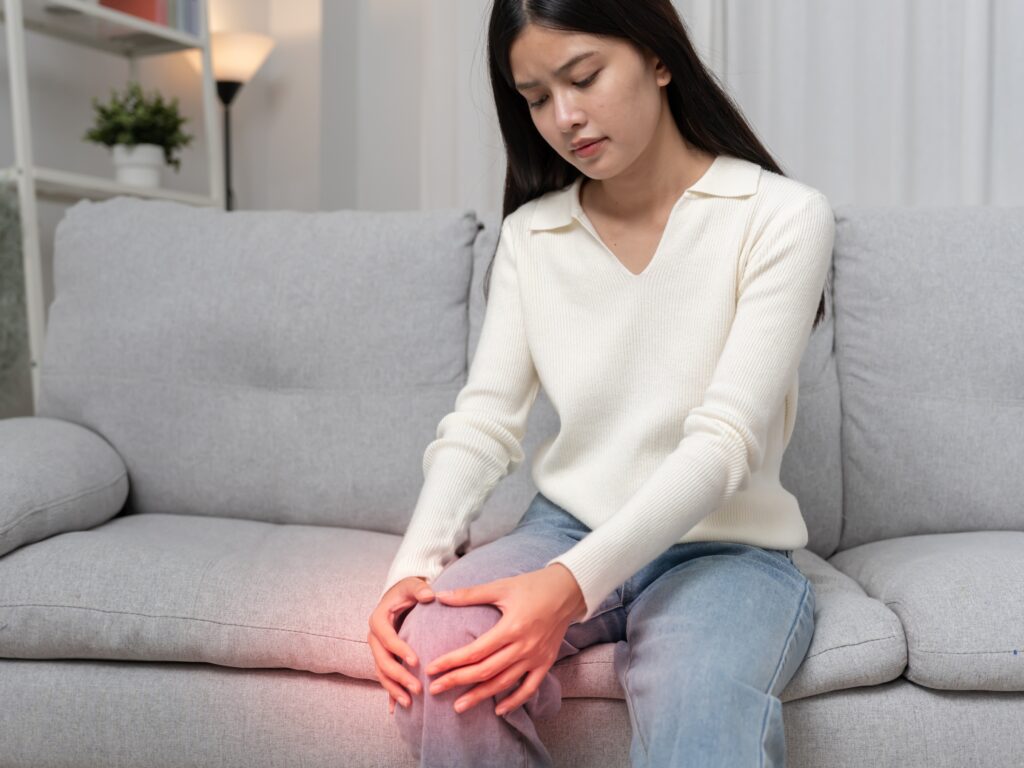 early symptoms of knee pain while climbing stairs