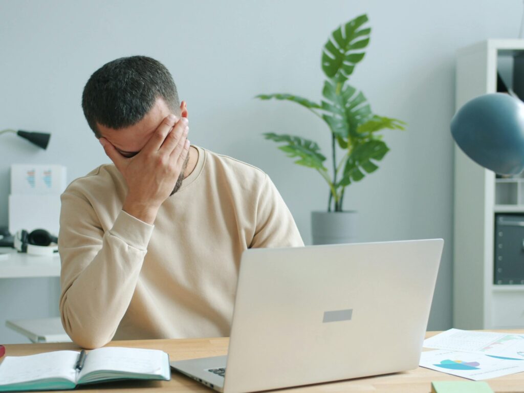 knee pain due to long sitting desk job
